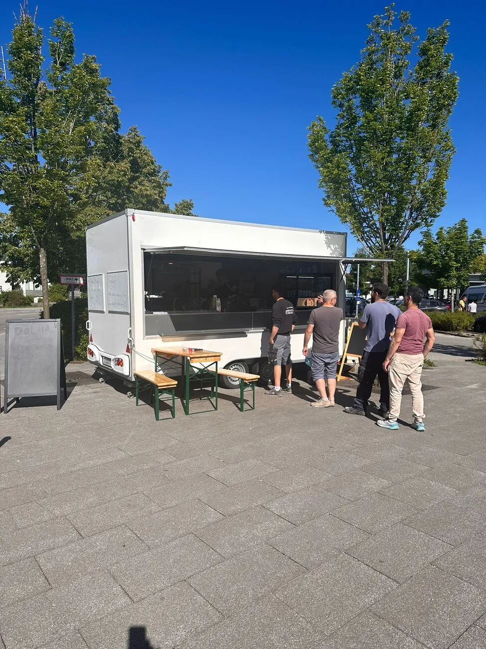 Menschen stehen Schlange von DOLMAeat